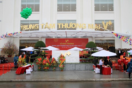 Trung tâm thương mại V+ khai trương: Người Việt dùng hàng Việt Trung tâm thương mại V+ khai trương: Người Việt dùng hàng Việt